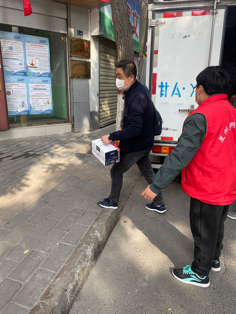 愛(ài)心捐贈(zèng)暖人心，攜手共濟(jì)戰(zhàn)疫情——甘肅鴻成招標(biāo)代理有限公為抗疫一線的工作人員捐贈(zèng)物資(圖1)
